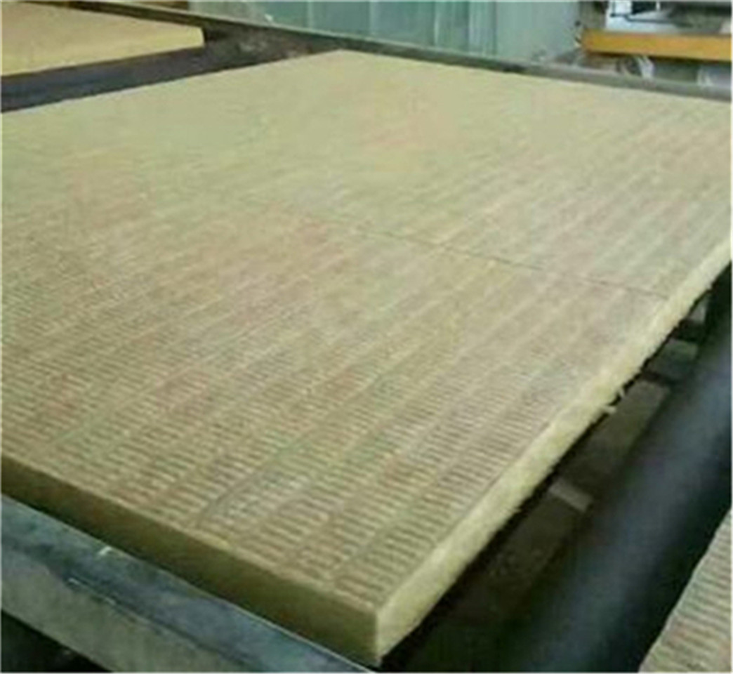 鋼結(jié)構(gòu)廠房憎水巖棉板安裝場(chǎng)景