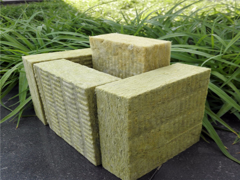 外保溫巖棉板錨栓數(shù)量